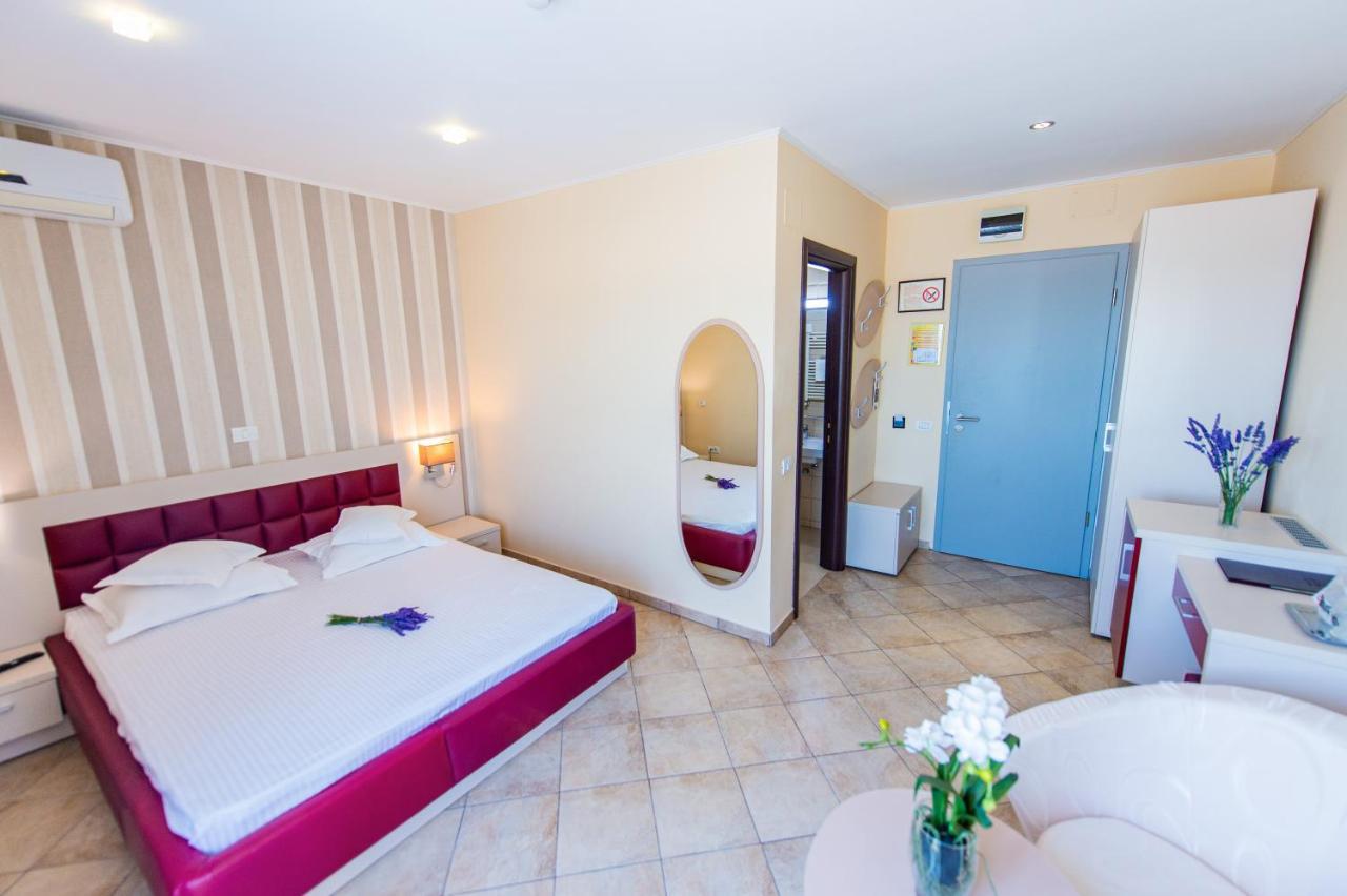 Hotel Prestige Mamaia Eksteriør billede