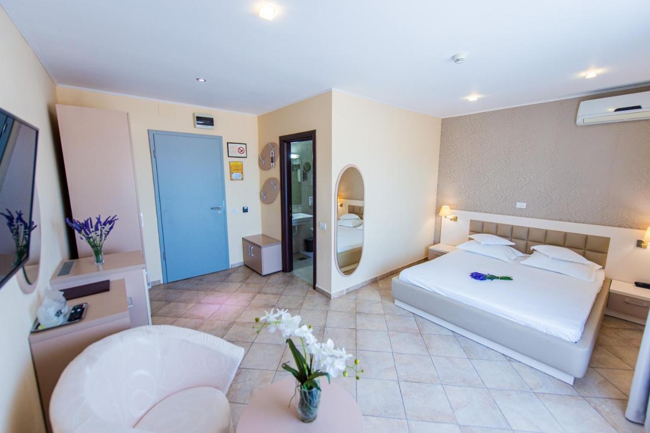 Hotel Prestige Mamaia Eksteriør billede